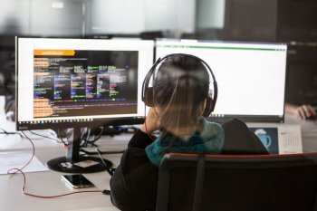 Startups present innovation and technology to large companies in another Doing Business